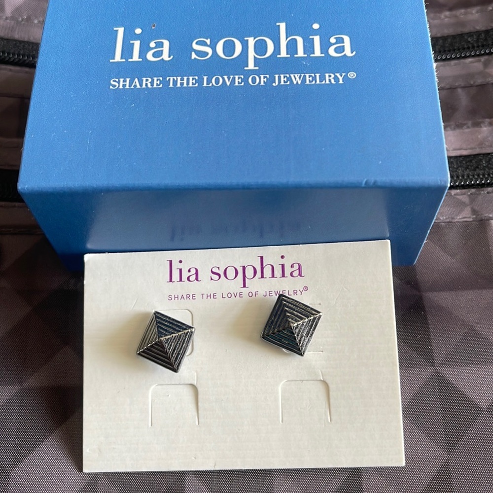 3/$25 🍀Lia Sophia (NWOT) hematite earrings